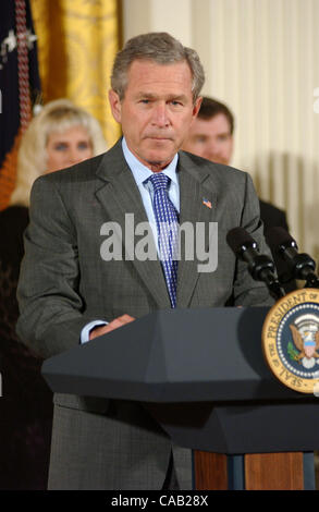 Apr 01, 2004; Washington, DC, Stati Uniti d'America; il Presidente George W Bush dà una conferenza stampa prima di firmare i nascituri vittime di violenza in atto di 2004 nella Sala Est della Casa Bianca il 1 aprile 2004. Foto Stock