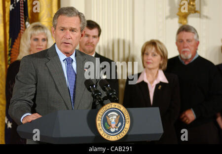 Apr 01, 2004; Washington, DC, Stati Uniti d'America; il Presidente George W Bush dà una conferenza stampa prima di firmare i nascituri vittime di violenza in atto di 2004 nella Sala Est della Casa Bianca il 1 aprile 2004. Foto Stock