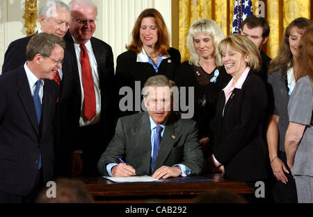 Apr 01, 2004; Washington, DC, Stati Uniti d'America; IL PRESIDENTE GEORGE W. BUSH firma i nascituri vittime di violenza in atto di 2004 nella Sala Est della Casa Bianca il 1 aprile 2004. (L-R) Noi Sen. MIKE DEWINE, Sen. ORIN BERLINA, noi rappresentanti F. JAMES SENSENBRENNER, Jr., e Melissa HART, incinta omicidio vittima mo Foto Stock