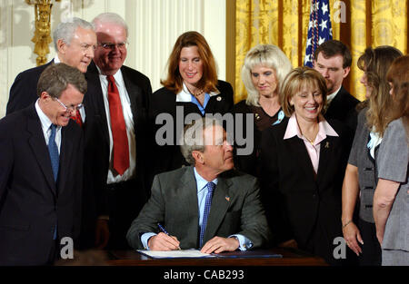 Apr 01, 2004; Washington, DC, Stati Uniti d'America; IL PRESIDENTE GEORGE W. BUSH firma i nascituri vittime di violenza in atto di 2004 nella Sala Est della Casa Bianca il 1 aprile 2004. (L-R) Noi Sen. MIKE DEWINE, Sen. ORIN BERLINA, noi rappresentanti F. JAMES SENSENBRENNER, Jr., e Melissa HART, incinta omicidio vittima mo Foto Stock