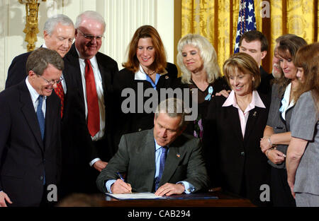 Apr 01, 2004; Washington, DC, Stati Uniti d'America; IL PRESIDENTE GEORGE W. BUSH firma i nascituri vittime di violenza in atto di 2004 nella Sala Est della Casa Bianca il 1 aprile 2004. (L-R) Noi Sen. MIKE DEWINE, Sen. ORIN BERLINA, noi rappresentanti F. JAMES SENSENBRENNER, Jr., e Melissa HART, incinta omicidio vittima mo Foto Stock