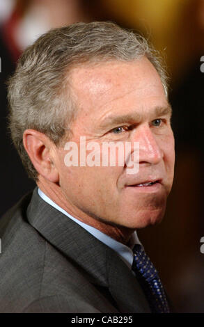 Apr 01, 2004; Washington, DC, Stati Uniti d'America; il Presidente George W Bush dà una conferenza stampa prima di firmare i nascituri vittime di violenza in atto di 2004 nella Sala Est della Casa Bianca il 1 aprile 2004. Foto Stock