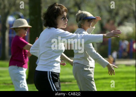 Possibile comunità tecnica per domenica--al Parco Civico in Walnut Creek, Grazia McGowan di Pleasant Hill. centro, si unisce agli altri in una mattina Tai Chi classe martedì 9 marzo 2004 in Walnut Creek, California Il gruppo si riunisce presso il parco ogni martedì e giovedì dalle 9 alle 10:30 am e incoraggia gli altri ad unirsi a noi. Foto Stock