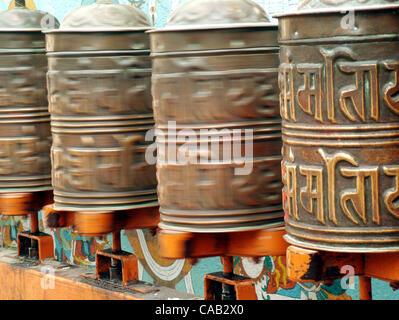 Apr 05, 2004; Kathmandu, Nepal; preghiera ruota dove il grande mantra del Buddismo, 'OM MANI PADME HUM' sono scritti, girerà durante la preghiera di arrotondamento nel Boudha Stupa chiamato kora. In Boudha Stupa ci sono 147 nicchie attorno alla parete esterna, ciascuna casa vi erano da 4 a 5 ruote della preghiera. Ther Foto Stock