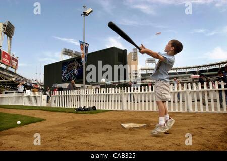 (Pubblicato il 04/09/2004, Petco Park Grand Opening speciale sezione, pagina 3, UTS1800617) Sette anni di Kyle Geerseema di Keraney Mesa, chi è stato ad ogni giorno di apertura in quanto egli era nato, praticato la sua batting nel parco presso il Parco come il pre-partita cerimonie hanno avuto luogo a Petco Park, giovedì notte. Foto Stock