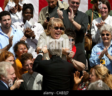 LAKE WORTH; 4/19/04: Shirley Moslo (CQ), di Lake Worth, sorride dopo un recupero di un bacio sulla guancia dal presunto candidato presidenziale democratico John Kerry come era arrivato per un 'town meeting' campagna al rally di Palm Beach Community College il lunedì mattina con il senatore Joseph Lieberman (fondo lef Foto Stock