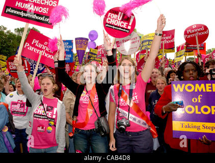 Centinaia di migliaia di pro-scelta dimostranti prendere parte al 'Marco per la vita delle donne", sul Mall di Washington, 25 aprile 2004. I dimostranti si sono riuniti per manifestare il sostegno all'aborto e diritti di opposizione all'amministrazione Bush le politiche in materia di pianificazione familiare e di altri problemi di salute riproduttiva. Foto Stock