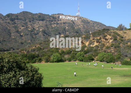 Oct 03, 2004; Los Angeles, CA, Stati Uniti d'America; la famigerata Hollywood Sign con un parco in primo piano. Foto Stock
