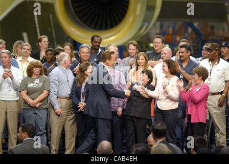 Apr 19, 2005; Long Beach, CALIFORNIA, STATI UNITI D'AMERICA; governatore Arnold Schwarzenegger è applaudito dopo la firma SB899, il lavoratore di compensazione della riforma di legge, presso il Boeing manufacturing facility a Long Beach, California, 19 aprile 2004. Il provvedimento prevede una revisione completa della California i lavoratori Foto Stock