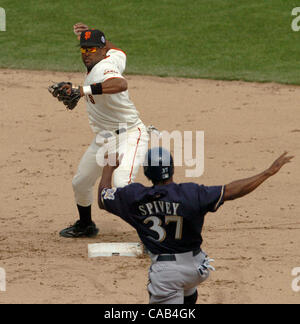 Giganti" seconda baseman Neifi Perez gira un doppio gioco sopra la testa di Milwaukee runner Junior Spivey durante l'ottavo inning del loro gioco Mercoledì, 14 aprile 2004, a San Francisco, California. I produttori di birra ha vinto il gioco di 3-0. (Contra Costa Times/Bob Pepping) Foto Stock