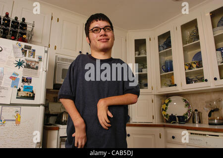 20 yr old Eric Swymer intende essere un architetto nonostante la disabilità fisica di non valido per le braccia e le mani. Egli avrà probabilmente bisogno di vivere in un gruppo home. Woodstock GA ©rnelson signor TBO Foto Stock