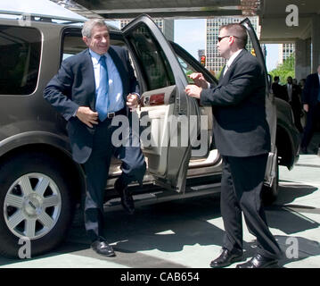 Maggio 6, 2004; Philadelphia, PA, Stati Uniti d'America; US vice Segretario della Difesa Paul Wolfowitz, sinistra, arriva al mondo degli affari consiglio di Philadelphia e pranzo presso l'Hotel Hyatt in Philadelphia, PA giovedì 6 maggio 2004. Wolfowitz era un sostituto del segretario della Difesa Donald Rumsfeld che ha annullato in Foto Stock