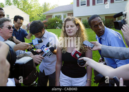 Maggio 12, 2004; West Whiteland, PA, Stati Uniti d'America; media sciami attorno a Nick Berg la sorella, SARA BERG come implora la media a lasciare la sua famiglia da solo mentre in piedi di fronte alla loro casa. 26 enne Berg fu catturato e decapitato sul video da al Qaeda leader in Iraq come vendetta per gli abusi contro la Iraqi Foto Stock