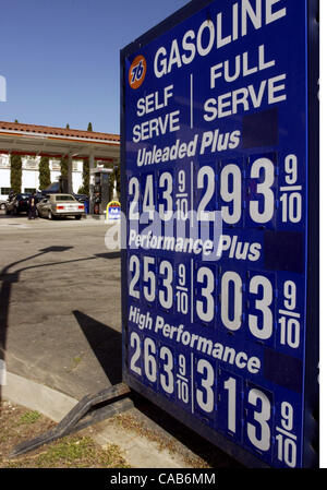 Maggio 12, 2004; Montecito, CA, Stati Uniti d'America; i prezzi della benzina per la piena servire top premium un gallone ad una unione 76 stazione in California. Alto i prezzi del petrolio greggio stanno guidando la rapidissima ascesa del costo della benzina. Il venerdì, grezzo ha raggiunto un 13-anno. alta di 0 al barile, il livello più alto dal 11 ottobre 1990. Accord Foto Stock