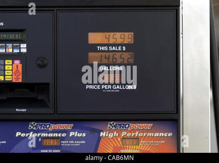 Maggio 12, 2004; Montecito, CA, Stati Uniti d'America; i prezzi della benzina per la piena servire top premium un gallone ad una unione 76 stazione in California. Alto i prezzi del petrolio greggio stanno guidando la rapidissima ascesa del costo della benzina. Il venerdì, grezzo ha raggiunto un 13-anno. alta di 0 al barile, il livello più alto dal 11 ottobre 1990. Accord Foto Stock