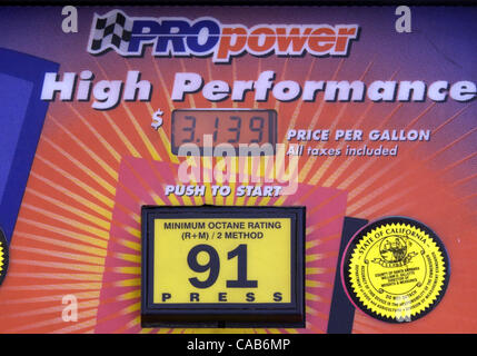 Maggio 12, 2004; Montecito, CA, Stati Uniti d'America; i prezzi della benzina per la piena servire top premium un gallone ad una unione 76 stazione in California. Alto i prezzi del petrolio greggio stanno guidando la rapidissima ascesa del costo della benzina. Il venerdì, grezzo ha raggiunto un 13-anno. alta di 0 al barile, il livello più alto dal 11 ottobre 1990. Accord Foto Stock