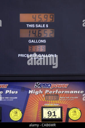 Maggio 12, 2004; Montecito, CA, Stati Uniti d'America; i prezzi della benzina per la piena servire top premium un gallone ad una unione 76 stazione in California. Alto i prezzi del petrolio greggio stanno guidando la rapidissima ascesa del costo della benzina. Il venerdì, grezzo ha raggiunto un 13-anno. alta di 0 al barile, il livello più alto dal 11 ottobre 1990. Accord Foto Stock