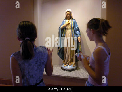 Due ragazze guardare una Vergine Maria statua durante un tour della nuova costruzione del Cuore Immacolato di Maria la Chiesa in Brentwood, California domenica 3 maggio 2004. La nuova chiesa è programmato per essere benedetta dal vescovo Allan Vigneron a giugno 5th. I 14.000 metri quadrati chiesa terrà 600 persone e comprende aule Foto Stock