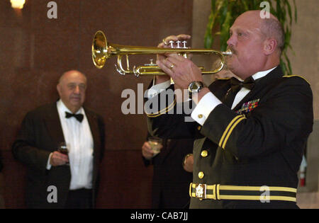 In tutte le guerre Memorial Gala presso il Museo Blackhawk, Sabato, 8 maggio 2004, in Danville, California Medal of Honor vincitore ha parlato nel corso della serata di gala che è una raccolta di fondi per le tutte le guerre memoriale che verrà installato a Oak Hill Park di Danville. (Contra Costa Times/Susan Tripp Pollard) Foto Stock