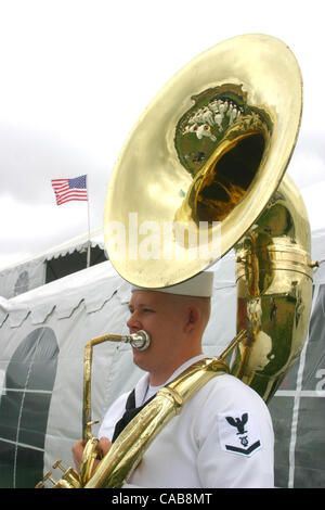 Maggio 23, 2004; Laguna Beach, CA, Stati Uniti d'America; US Navy i membri della band durante la nazionale di selezione olimpica Show Jumping concorrenza in San Juan Capistrano in California. Trombone player in bianco blu uniforme con stelle e strisce battenti dietro. Foto Stock