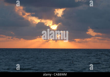 Maggio 24, 2004; Fort Lauderdale, FL, Stati Uniti d'America; Sunrise presso la spiaggia. I raggi ultravioletti a livello di indice per lunedì 24 maggio, 2004 nella zona di Fort Lauderdale è 8, 15 minuti di esposizione al sole per bruciare, secondo il servizio meteorologico nazionale. Temperature attese per raggiungere in 90's. Foto Stock