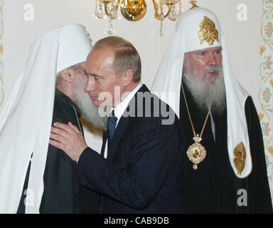 Incontro del presidente della Russia con le delegazioni del Patriarcato di Mosca e degli esteri russo nella chiesa è nuovo-"uaONo". Da sinistra a destra: pervoierarh chiesa russa ortodossa all'estero metropolitan gli allori, il presidente della Russia Vladimir Putin, il patriarca di Mosca e la Russia vseja Alex II Foto Stock