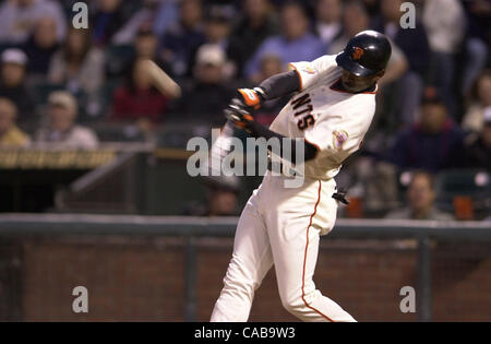 San Francisco Giants Michael Tucker colpisce un sac fly RBI rendendo cliente 4-2 nella quinta inning durante la partita contro Arizona Diamondbacks a SBC Park di San Francisco, California, giovedì 27 maggio, 2004. (CONTRA COSTA TIMES/EDDIE LEDESMA) Foto Stock