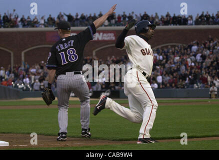 San Francisco Giants Michael Tucker tornate terza base dopo aver colpito un due RBI triple rendendo cliente 2-1 nella terza inning durante la partita contro Arizona Diamondbacks a SBC Park di San Francisco, California, giovedì 27 maggio, 2004. (CONTRA COSTA TIMES/EDDIE LEDESMA) Foto Stock