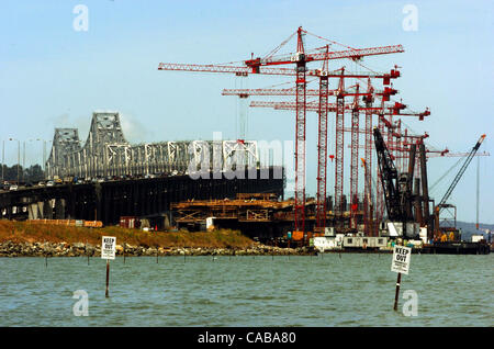 Una dozzina di gru posiziona il cursore del mouse sopra la eastern span del Oakland-San Francisco Bay Bridge sito in costruzione martedì mattina, 18 maggio, 2004. Molto del lavoro di sostituzione del 68-enne eastern span viene fatto dal 240-piedi di altezza gru. (Contra Costa Times/Karl Mondon) Foto Stock