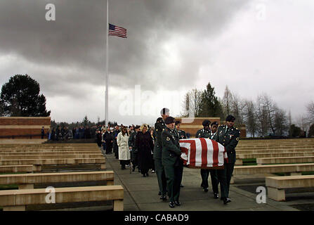 03 apr 2003 - Portland, Oregon, Stati Uniti - La bandiera-drappeggiato bara di Oregon Guardia Nazionale soldato dell'esercito Brandon Tobler è portato in per gli onori militari a Willamette Cimitero Nazionale. Egli è il primo ad essere ucciso da Oregon durante la guerra in Iraq. (Credito Immagine: © L.E. Baskow/ZUMApress.com) Foto Stock