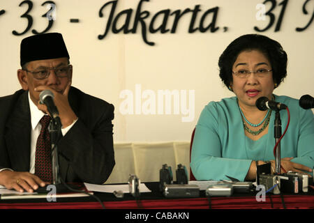 JAKARTA, Indonesia il 31 maggio 2004 la presidente indonesiana Megawati Sukarnoputri (R) parla con i giornalisti nel corso di una conferenza stampa presso la sua residenza ufficiale di Jakarta, accompagnato dal suo vice candidato presidenziale per il mese di luglio le elezioni presidenziali Hasyim Muzadi (L). Megawati ha difeso il governo si muove un Foto Stock