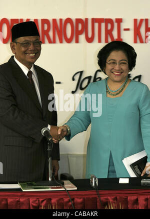 JAKARTA, Indonesia il 31 maggio 2004 la presidente indonesiana Megawati Sukarnoputri (R) parla con i giornalisti nel corso di una conferenza stampa presso la sua residenza ufficiale di Jakarta, accompagnato dal suo vice candidato presidenziale per il mese di luglio le elezioni presidenziali Hasyim Muzadi (L). Megawati ha difeso il governo si muove un Foto Stock