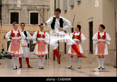 ©Andrija Ilic Pola, Croazia, giugno 2004 Folklore gruppo da Belgrado (Serbia) vestita in un tradizionale costume serbo, esecuzione di ballo folk dalla Serbia, Down Town Pula. Foto Stock