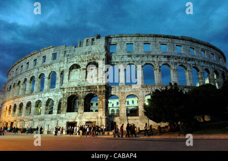 ©Andrija Ilic Pola, Croazia, Giugno 2004. L'Arena di Pola (Croazia) - un antico anfiteatro romano fu costruito dal 30 A.C. al 14 D.C. durante il tempo di Cesare Augusto impero". La sua seconda più grande dopo l'Arena di Roma. Era un teatro aperto per gladiatori e poteva contenere 23000 spettatori. Nel XII o Foto Stock