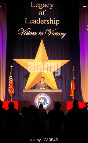 Giu 03, 2004; San Antonio, TX, Stati Uniti d'America; Texas Governor RICK PERRY fa il suo discorso di apertura al 2004 repubblicana dello Stato convenzione presso la Henry B. Gonzalez Convention Center di San Antonio. Foto Stock