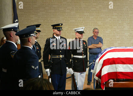 Jun 07, 2004; Simi Valley, CA, Stati Uniti d'America; cerimoniale di truppe in guardia per difendere l'ex Presidente Ronald Reagan scrigno mentre migliaia sono venuti a visitare e pagare il loro rispetto al Ronald Reagan Presidential Library in Simi Valley, California Lunedì 7 Giugno 2004 dove egli verrà a stare a riposo fino al 8 giugno 2004. Foto Stock