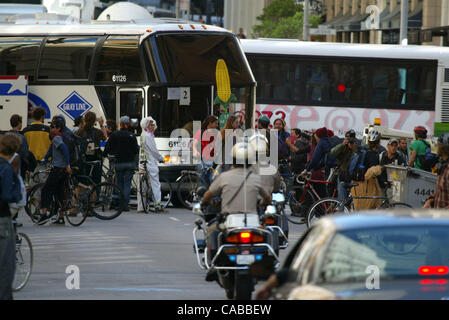 Jun 08, 2004; San Francisco, CA, Stati Uniti d'America; la polizia reagisce come manifestanti cerca di fermare un autobus che trasportava i delegati della conferenza dal raggiungimento di una conferenza di biotecnologia al Moscone Center. Come 18.000 delegati frequentare BIO2004 in San Francesco, uno dei più grandi conferenze delle biotecnologie mai tenuto, diversi hundre Foto Stock