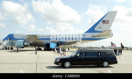 Jun 09, 2004; Point Mugu Air Base, CA, Stati Uniti d'America; il trasporto funebre scrigno dell ex Presidente Ronald Reagan arriva alla Base Navale di Ventura County Mercoledì, Giugno 9, 2004 at Pt. Mugu, CA. Il corpo sarà in grado di volare alla Andrews Air Force Base in Maryland e giacciono in stato presso il Capitol rotunda a Washington Foto Stock