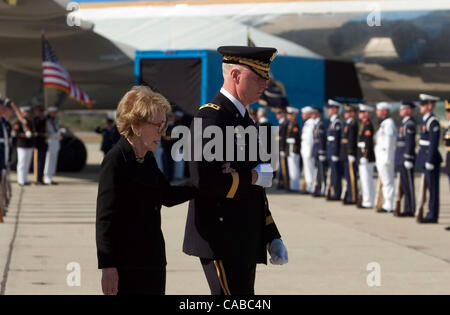 Nancy Reagan e la sua escort Maggiore Generale Galen B. Jackman arrivano al Point Mugu Naval Air Station come i resti del Presidente Reagan sono trasportati dalla Air Force One. 6/11/04 Point Mugu, CA Rob DeLorenzo Foto Stock