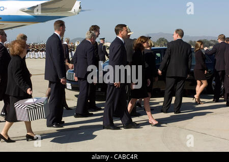 Gli ospiti (Prince Charles?) arrivano a Point Mugu Naval Air Station come i resti del Presidente Reagan sono trasportati dalla Air Force One. 6/11/04 Poiint Mugu, CA Rob DeLorenzo Foto Stock