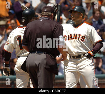 San Francisci giganti Michael Tucker (destra) attraversa la piastra dopo aver colpito una 2-run homer nel primo inning del loro gioco contro il Colorado Rockies a SBC Park di San Francisco, California, domenica 30 maggio, 2004. (Contra Costa Times/Dan Honda) Foto Stock