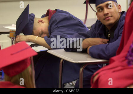 Dublino alta graduate Sean Mann 17, (sinistra) richiede una rapida nap accanto al compagno Veglia di peluche 19, (destra) prima di iniziare la loro cerimonia di inizio a Dublino in California, giovedì 10 giugno, 2004. (Contra Costa Times/Doug Duran) Foto Stock