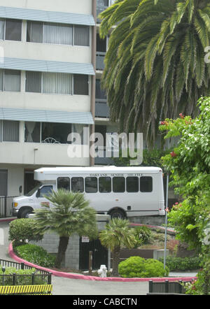 Un senior center shuttle bus scendere i passeggeri presso la terrazza Glenbrook a Oakland, in California, il Mercoledì, 9 giugno 2004. Il bus senior service raccoglie i suoi piloti fino a diversi centri in giro per la città li porta ad una destinazione comune ritorna quindi a portarle a casa. (CONTRA COSTA TIMES/LAVA SHERRY Foto Stock