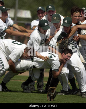 Alla fine dell'NCS 2A East Bay baseball partita di campionato tra Acalanes e Miramonte, Miramonte la brocca Eric Petersen, centro viene sconvolto dai suoi compagni di squadra dopo aver battuto Acalanes 6-3 a Monte Vista High School, sabato 5 giugno, 2004, in Danville, California (Contra Costa Times/Susan Tripp Pol Foto Stock