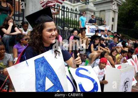 Agosto 03, 2010 - Boston, Massachusetts, STATI UNITI - MARIA PENICHE, 19, tiene il microfono a partecipare alla discussione presso l Università di sogno teach-in ai piedi del Massachusetts State House. Sponsorizzato da studente immigrazione gruppo movimento, studente-attivisti aderito a sostegno del sogno Foto Stock