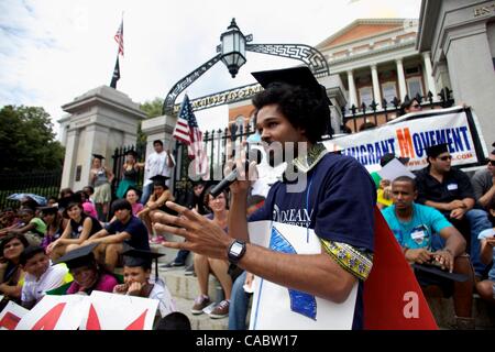 Agosto 03, 2010 - Boston, Massachusetts, STATI UNITI - Sogno università partecipante PETE SHUNGU impegna la discussione ad un teach-in rally presso il Massachusetts State House . Sponsorizzato da studente immigrazione gruppo movimento, studente-attivisti aderito a sostegno del sogno atto, che avrebbe concesso undocmente Foto Stock