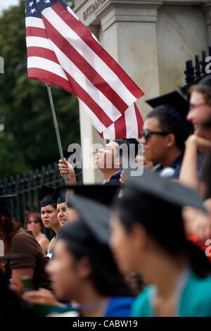 Agosto 03, 2010 - Boston, Massachusetts, STATI UNITI - Un sogno università onde partecipante la bandiera americana durante il sogno università del rally la graduazione cerimonia al piede del Massachusetts State House. Sponsorizzato da studente immigrazione gruppo movimento, studente-attivisti aderito a sostegno della Foto Stock