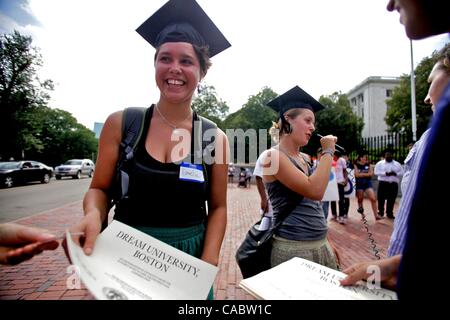 Agosto 03, 2010 - Boston, Massachusetts, STATI UNITI - EMELIA MARTINEZ-BRUMBAUGH, a Hampshire studente di college, accetta la sua "diploma" dal sogno Università teach-in la graduazione cerimonia al piede del Massachusetts State House. Gli attivisti fatta convergere sul membro House al rally in favore del sogno atto, Foto Stock