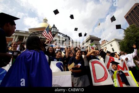 Agosto 03, 2010 - Boston, Massachusetts, STATI UNITI - I partecipanti del sogno Università teach-in lanciano i loro tappi di graduazione in aria per coronare il loro raduno al Massachusetts State House in favore del sogno di agire. Il sogno atto a concedere un percorso di cittadinanza per gli studenti undocmented al completamento Foto Stock