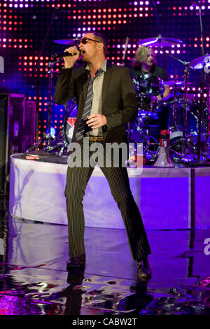 Il 10 agosto 2010 - Morrison, Colorado, Stati Uniti - Il Cantante SCOTT WEILAND degli Stone Temple Pilots esegue al Red Rocks anfiteatro. (Credito Immagine: © Don Senia Murray/ZUMApress.com) Foto Stock